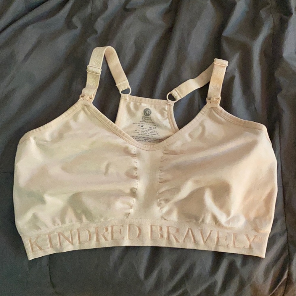 Kindred Bravely sports nursing bra!